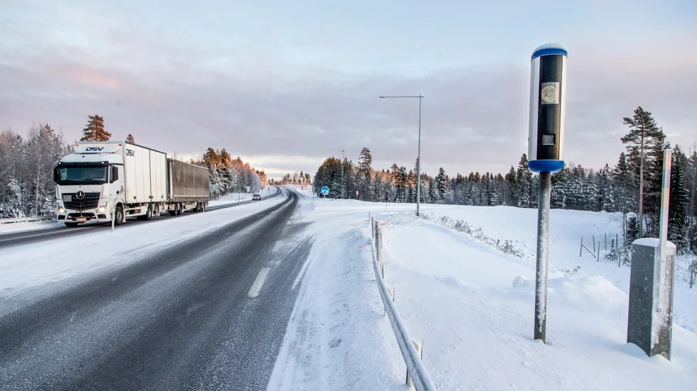 Fartkamera vid södra infarten till Rosvik, norrgående körfält. Fartkamerorna vid Rosvik ligger i Sverigetoppen vad gäller antalet blixtade fortkörare.
