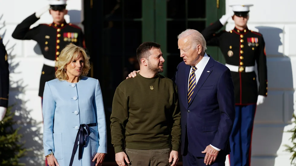 USA:s president Joe Biden och hans hustru Jill Biden välkomnar Ukrainas president Volodymyr Zelenskyj utanför Vita huset.