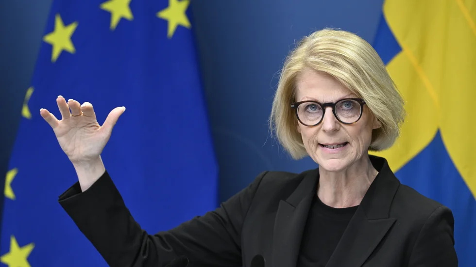 Finansminister Elisabeth Svantesson (M) presenterar det ekonomiska läget vid en pressträff.