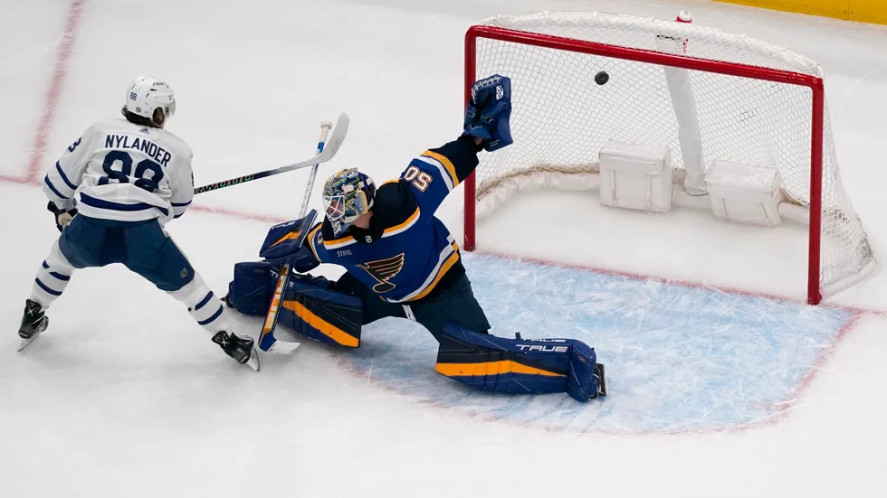 William Nylander lyfter in det avgörande målet.
