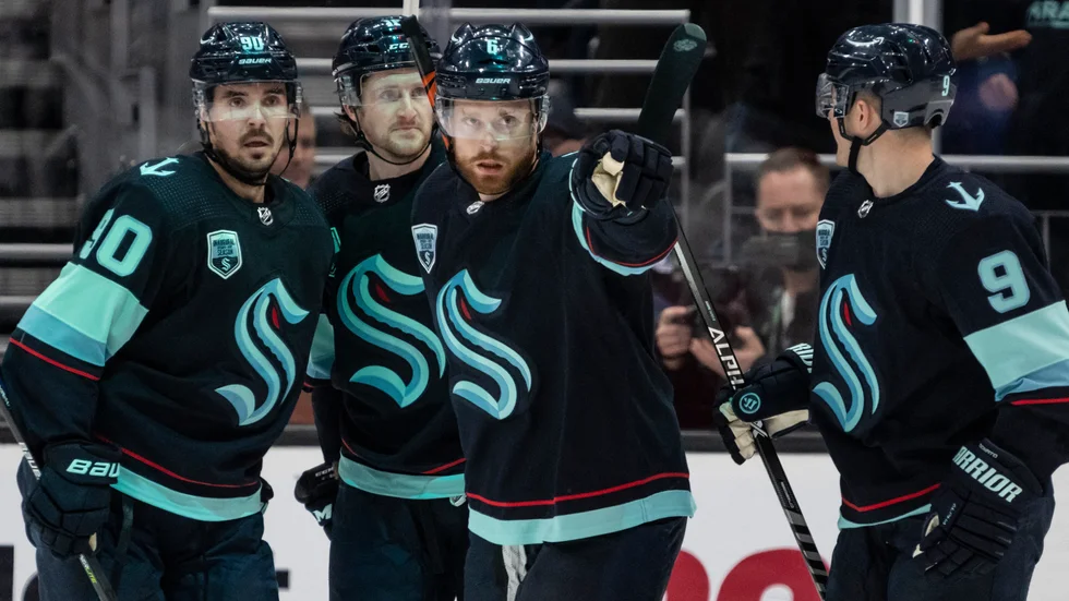 Adam Larsson har gjort poäng i sex raka NHL-matcher.
