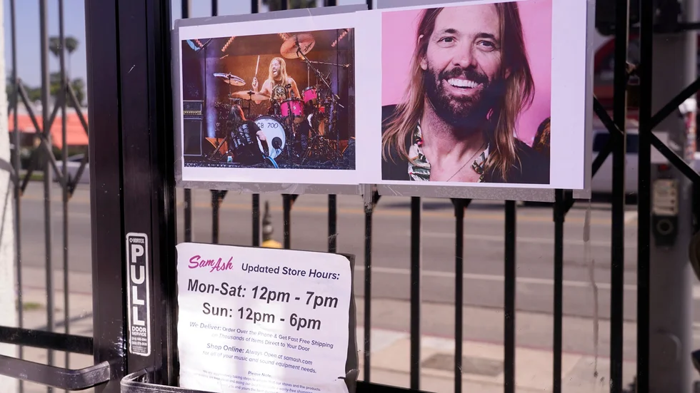 Foo Fighters skriver i ett uttalande att de kommer att bli ett annat band framöver utan trummisen Taylor Hawkins. Arkivbild.