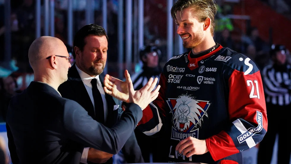 Christoffer Ehn förlänger LHC-kontraktet under överinseende av Peter Jakobsson och Niklas Björkman.