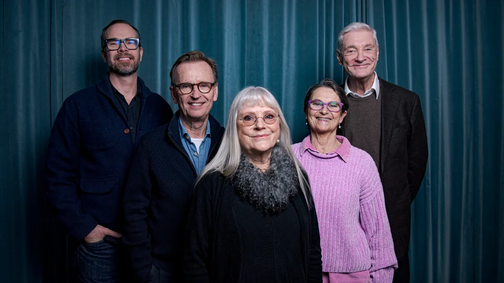Skådespelarna Johan Ulveson, Ulla Skoog, Suzanne Reuter och Claes Månsson i Lorry med regissören Martin Persson, till vänster.