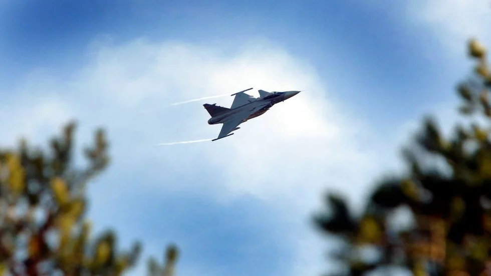 Ett JAS-plan och ett norskt stridsflygplan flög av okänd anledning för nära varandra under övningen som utgår från F21 i Luleå. 
FOTO: Pär Bäckström