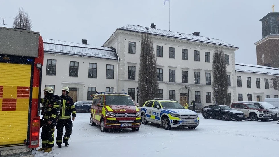 Polis och räddningstjänst vid länsstyrelsen i Nyköping.