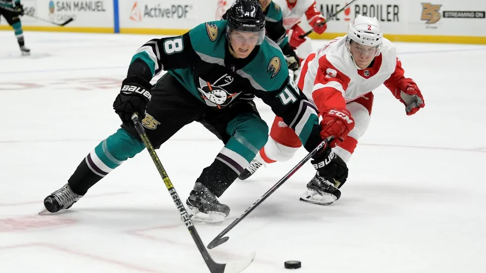 Isac Lundeström i den klassiska Anaheim-tröjan.