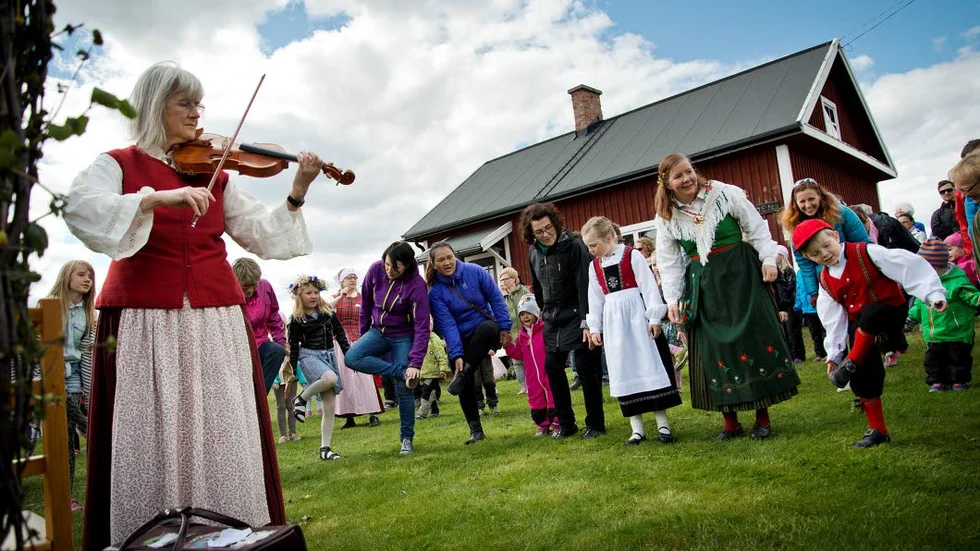 Jukkasjärvi. Sheila Kirkwood från Kiruna folkdanslag stod för musiken vid dansen kring midsommarstången under 2015.