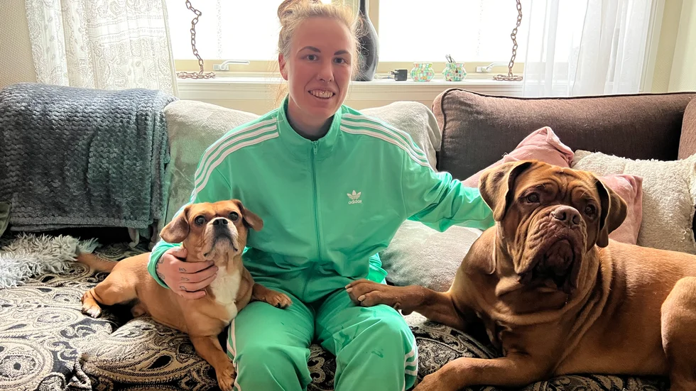 Kaisa Nilsson med hundarna Chefen och Brorsan.