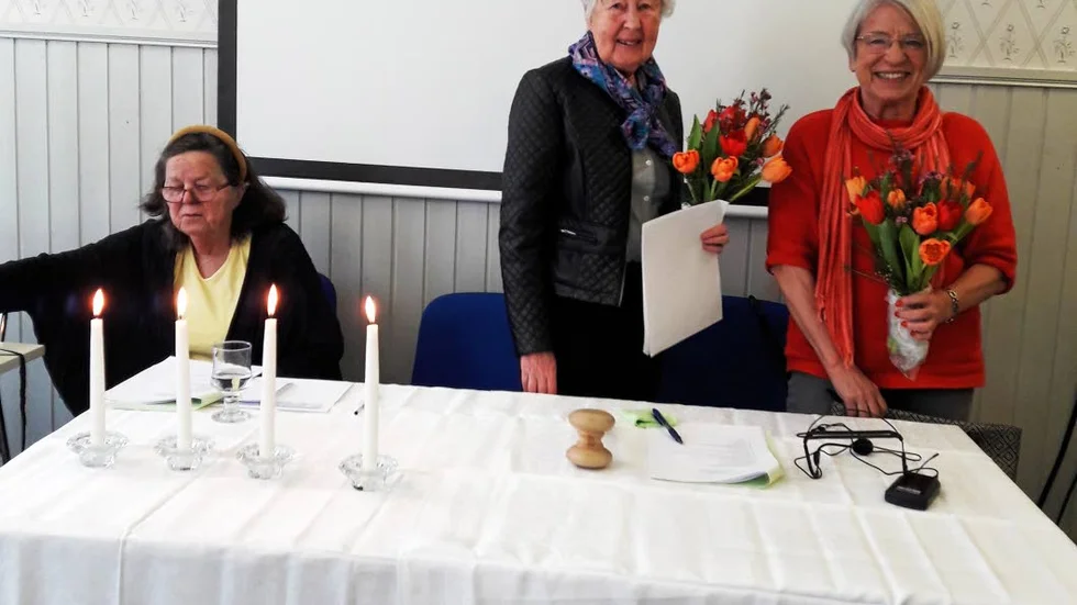 Birgitta Anton, Åsa-Britt Klämfeldt Kihlberg och Margareta Wikström avtackades med varsin tulpanbukett.