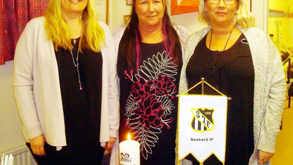Delar av Seskarö IF:s nyvalda styrelse. Ordförande Annika Hautalampi  flankeras av Karoliina Korpioja till vänster och Fia Alamäki.