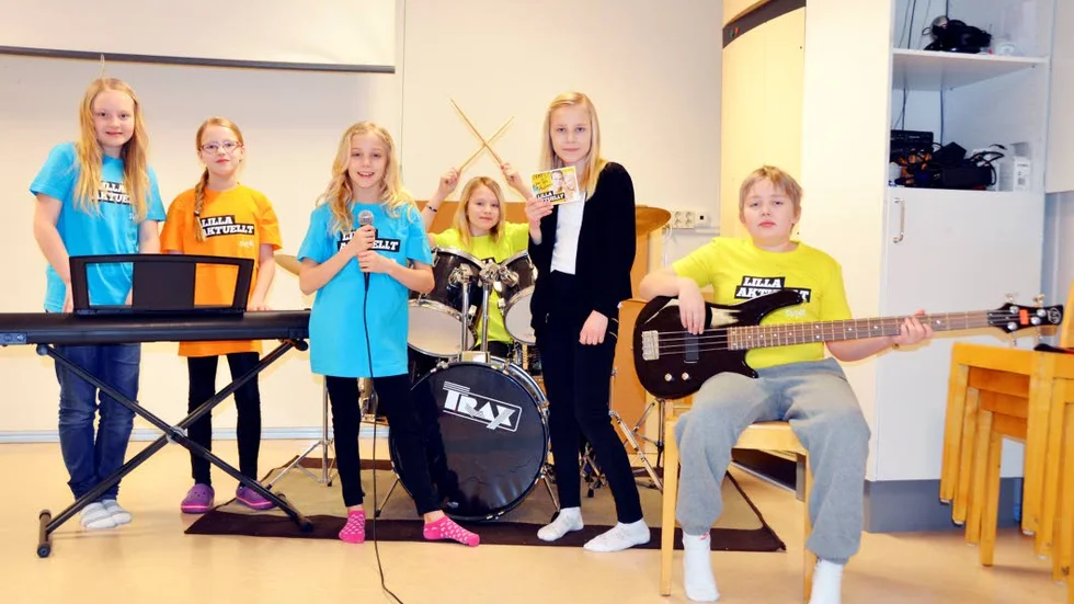 Emma Kattilavaara Enbom, Alma Andersson, Klara Öhlund, Nellie Eliasson, Alva Nilsson och William Räisänen gläds över priset och drömmer om en framtid inom musiken respektive fotograferandet.