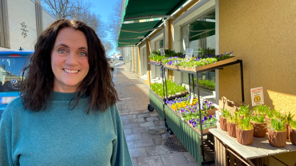 Anneli Erlandsson på Floristhuset i Västervik oroar sig bland annat för den planerade cykelvägen utanför butiken, och har kommit med ett ändringsförslag i planerna för Storgatan.