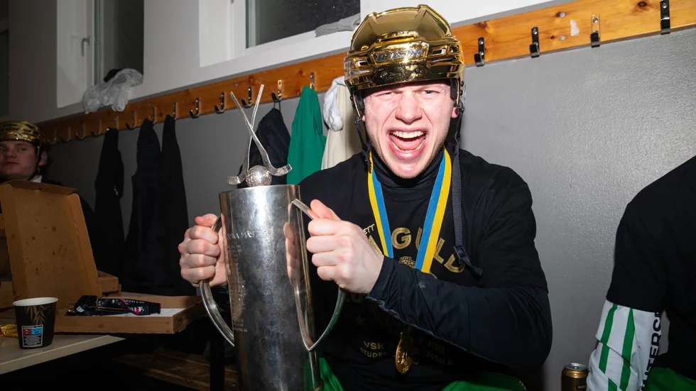 Viktor Spångberg jublar efter finalen i Elitserien mellan Villa Lidköping och Västerås.
