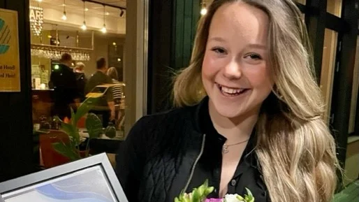 Lovisa Gelin, 14, tog emot diplom och blommor som Upplands bästa hoppryttare på C-ponny 2022.