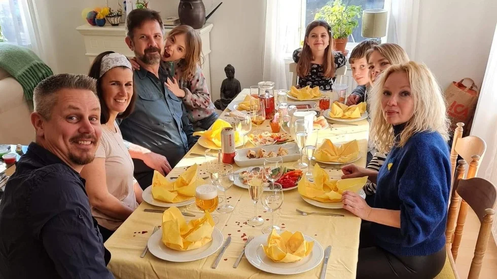 De ukrainska flyktingarna har blivit en del av familjen Aro Bergqvist. Från vänster syns här Daniel Aro och Emma Bergqvist, grannar och barn samt Mariia Kalinina och Marina Filipenko på en påsklunch hos grannarna.