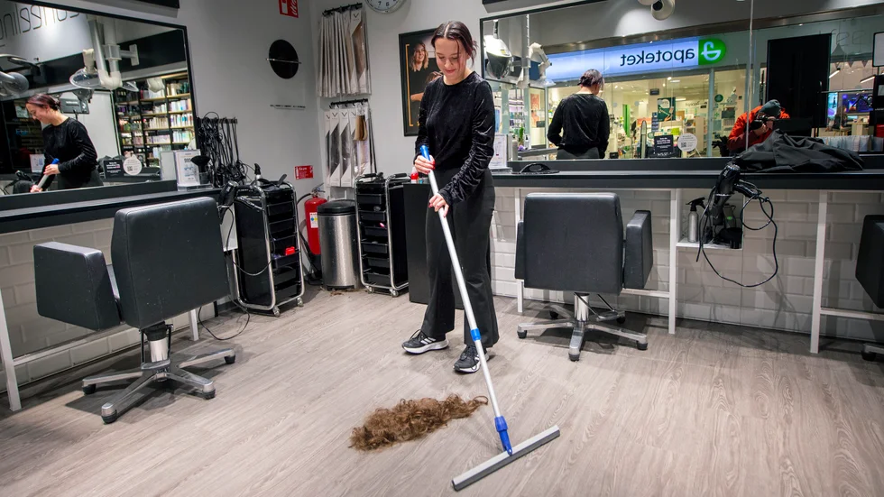 Emelie Sjösten är trainee på frisörsalongen Nikita hair i gallerian Axet i Nyköping. Hon berättar att lukten från restaurangen känns utanför salongen.