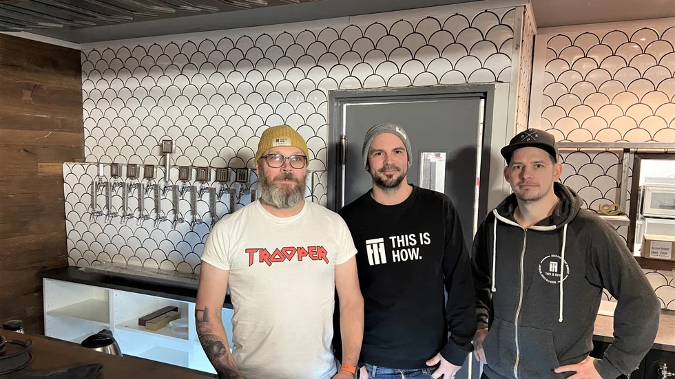 Jan Nilsson, Gustaf Ahlin och Christofer Brunström laddar inför öppningen av Tap & Barbecue. Exakt dag för öppning är inte fastslagen men det blir inom de närmaste veckorna.