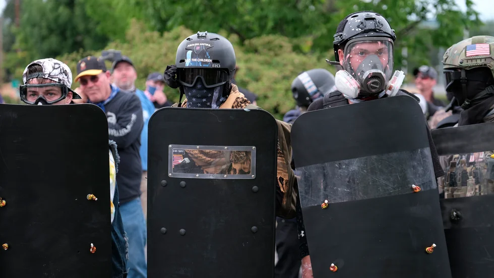 Den milisliknande gruppen Proud Boys är en del av en högerextrem rörelse i USA som hamnat i blickfånget i samband med stormningen av kongressen. Här ses de göra sig redo för sammandrabbningar med antifascistiska demonstranter i Portland förra hösten.