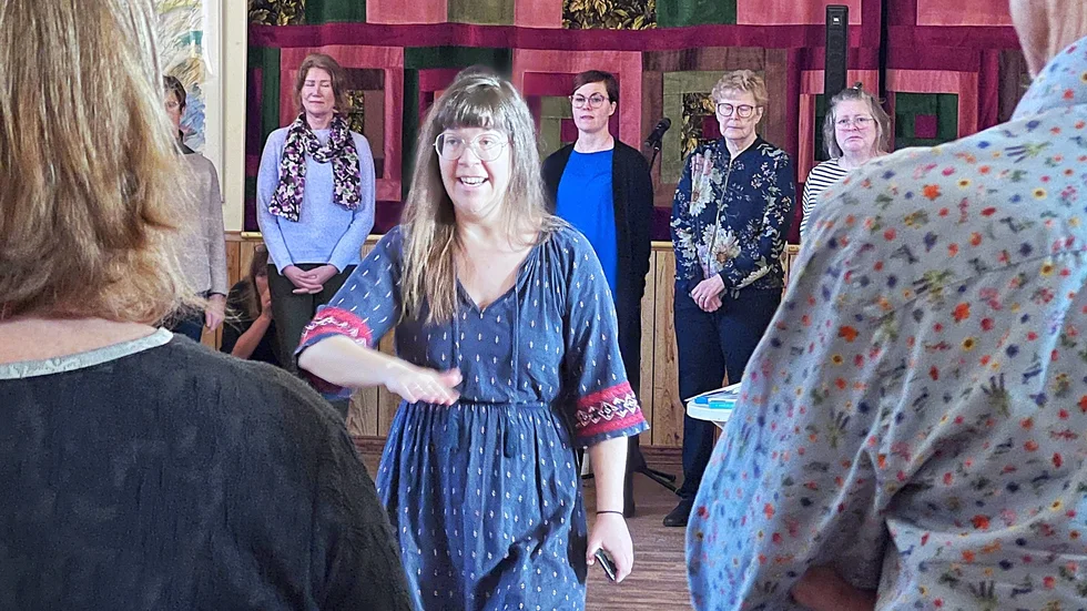 "Jag är helt slut nu det är en otrolig urladdning", säger Kajsa Norrby efter en heldag av sångworkshop med nästan 70 personer. "De här människorna har aldrig träffats, kan inga texter, lär sig allt genom gehör och har sedan konsert ihop. Det är helt fantastiskt att det fungerar. Det finns ingen vokabulär för det jag gör, men man kan sammanfatta det som "Performance art". Jag tänker ut en vision, men övar inte på den. Det är full närvaro under processen och sedan försvinner det". 