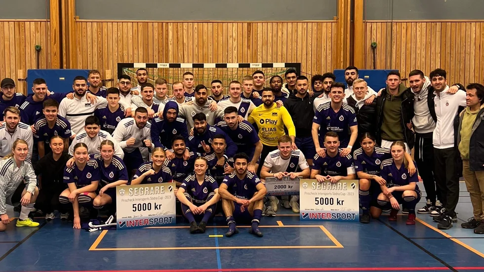 Motala FK jublar efter att ha vunnit dubbelt i Södracupen i Mjölby sent på lördagskvällen. Både damer och herrar vann.