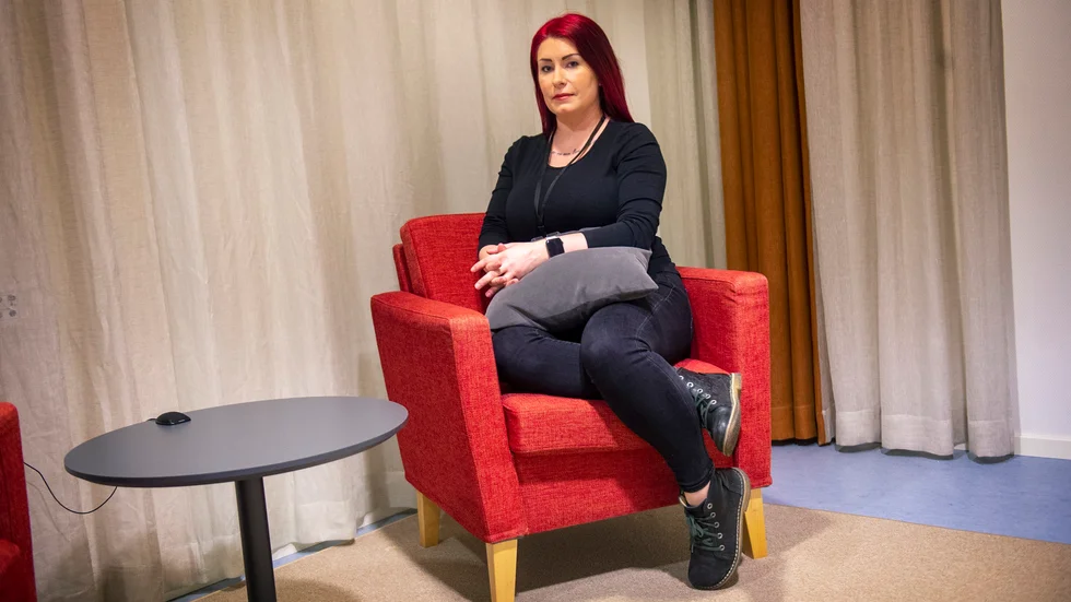 Såhär ser barnförhörsrummet ut. Där sitter bara Wilma Johansson och barnet som ska vittna, men på andra sidan väggen lyssnar en handfull andra personer på det som sägs.