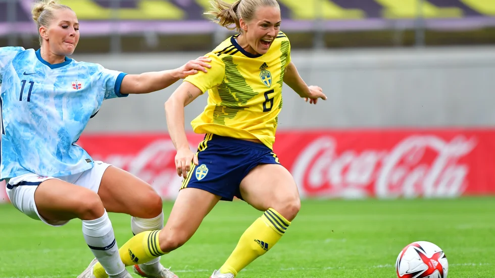 Norges Lisa-Marie Utland och Sveriges Magdalena Eriksson under en landskamp i Kalmar 2021. Arkivbild.