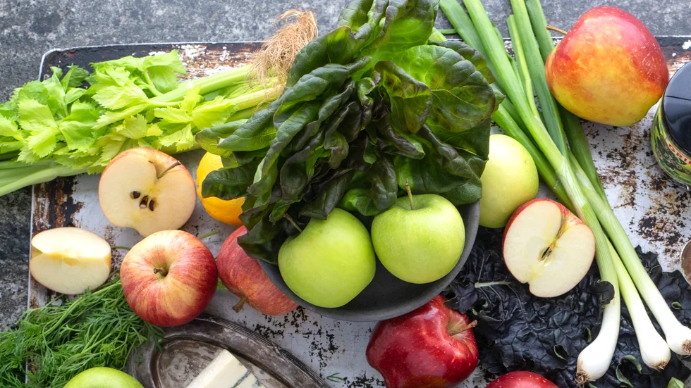 Höjda priser leder till att svenskarna drar ner på bland annat grönsaker, frukt, mjukt bröd, fisk och kött, visar en ny enkätundersökning. Arkivbild.