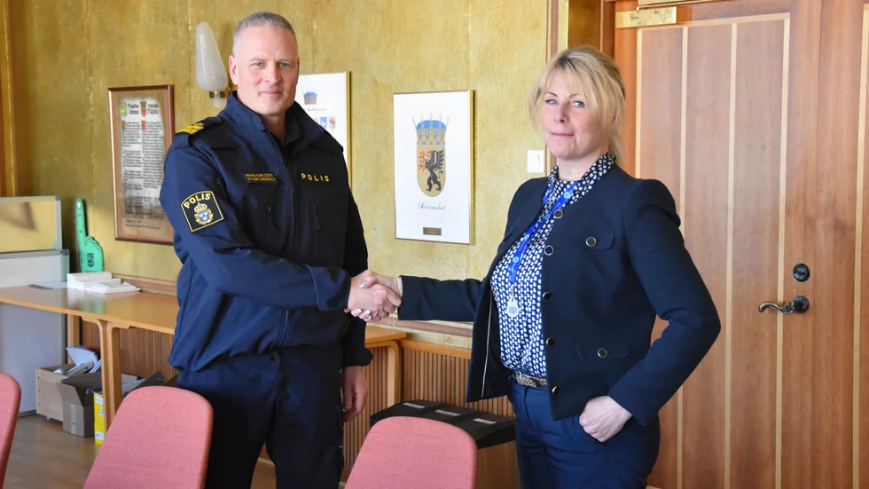 Överens. Johan Karlsson, lokalpolisområdeschef och Charlotte Prennfors, kommunstyrelsens ordförande (M), undertecknade samverkansavtalet. 