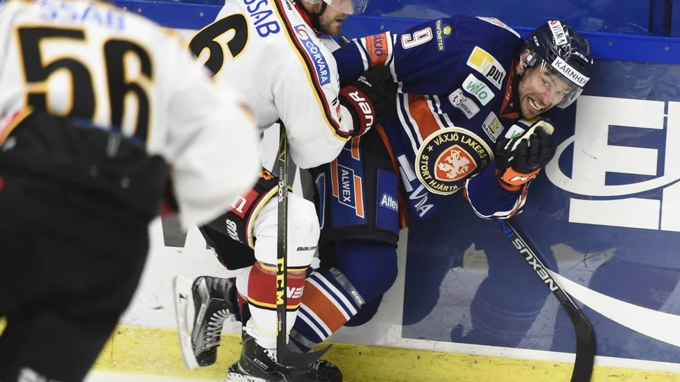 Under press. Craig Schira trycker till mot sargen.?