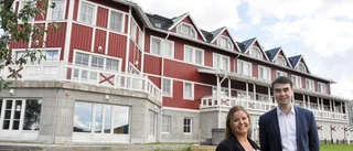 Nu anländer de första flyktingarna till hotellet