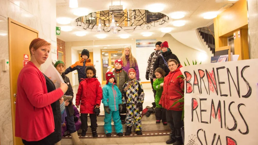 SVAREN. Föräldrarna Liv Shange och Anna Widén var med när Pelle, Nila, Dexter, Max, Enya, Roy, Emil, Simåne och Havannah lämnade remissvaren från Svartöstadsskolan till politikern Carina Sammeli, längst fram till vänster.
