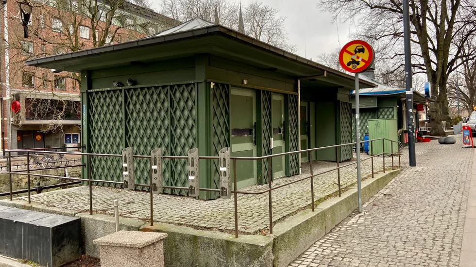 En mindre diskret offentlig toalett är svår att finna i Uppsalas stadsrum. Snacka om pissoar med premiumläge.