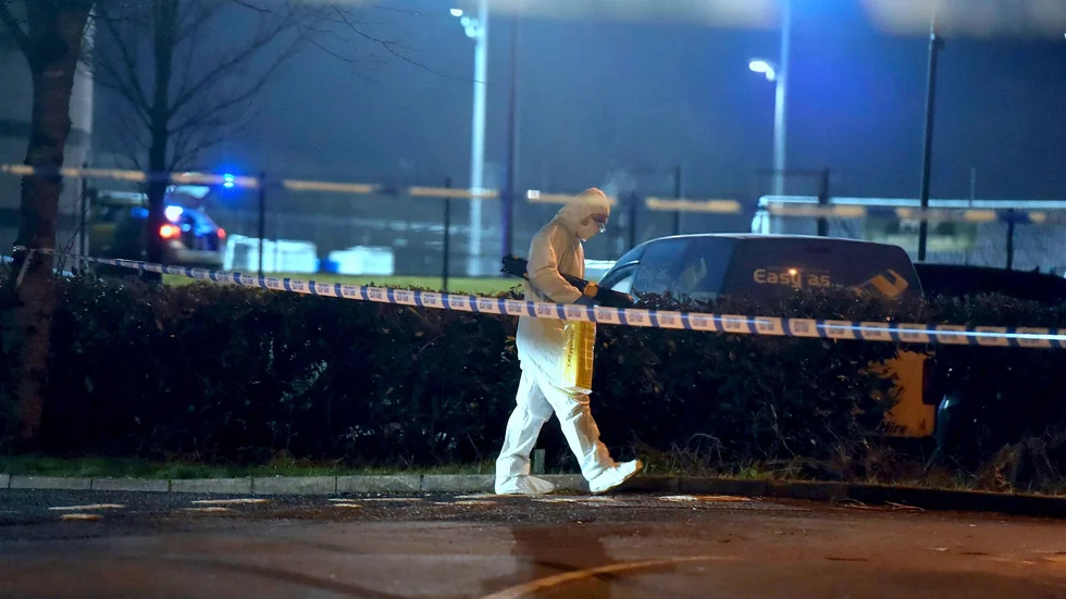 En kriminaltekniker på platsen där en polis sköts i nordirländska Omagh.