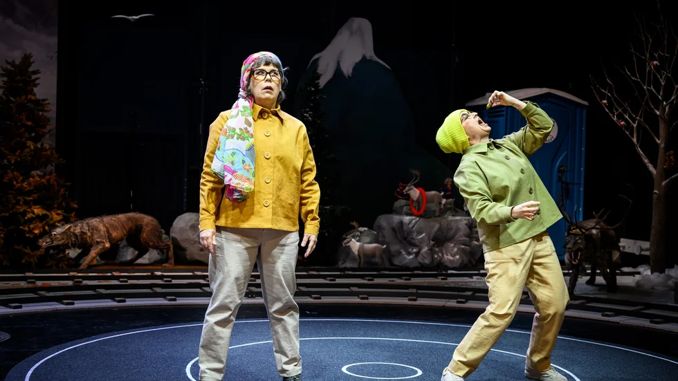 Åsa Asptjärn och Gertrud Larsson har skrivit "Utkantssverige - skratta åt eländet!" och gestaltar många av de kluriga karaktärerna.