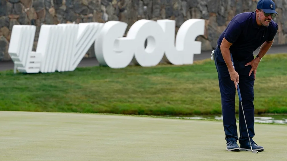 Phil Mickelson får sällskap av fyra nya spelare på den omstridda LIV-touren. Exempelvis är den belgiske golfstjärnan Thomas Pieters klar för årets säsong.