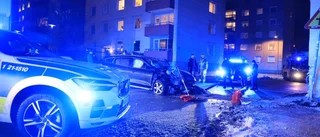 Bil har kört in i vägg i centrala Uppsala