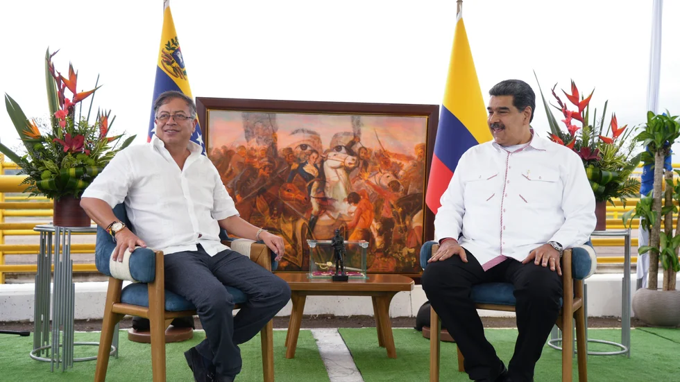 Colombias president Gustavo Petro, till vänster, och hans venezuelanska motsvarighet Nicolás Maduro träffades på varsin sida gränsen – det vita strecket – på Atanasio Girardot-bron mellan länderna.