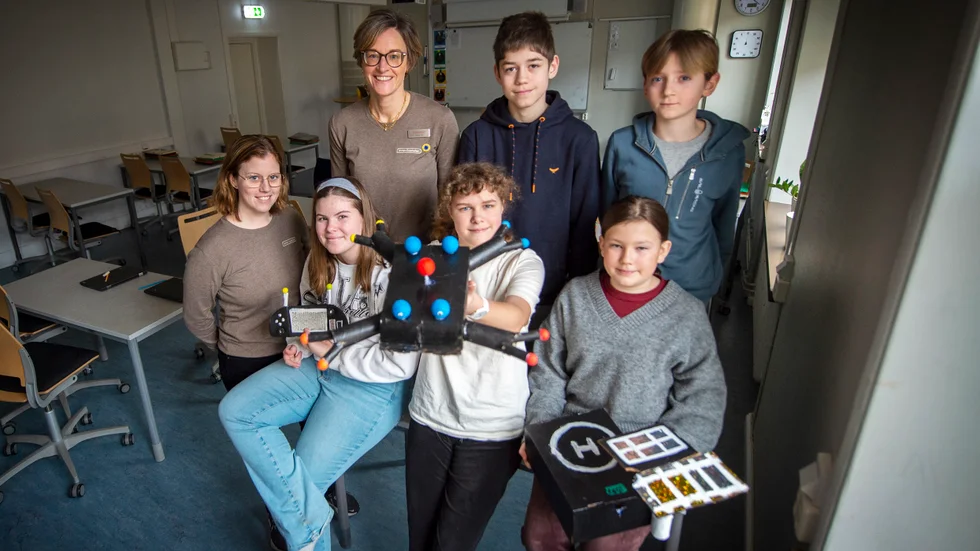 Det är under Innovitaskolans explore- och innovate-dagar (vars tema nu är framtidens hjälparbete) som eleverna har arbetat med projektet. Bakre raden: läraren Cecilia Lind, Melvin Renström och Buster Lundberg. Främre raden: Rebecca Hultman, Stina Hesselgren, Agnes Lind och Nora Alteus.