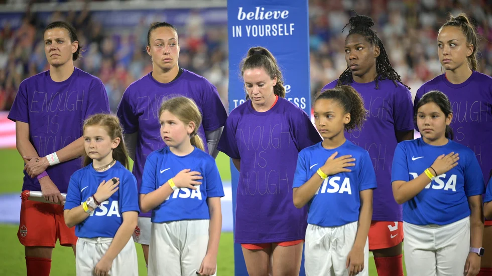 De kanadensiska spelarna med lila tröjor med texten "Enough is Enough" inför landskampen mot USA.