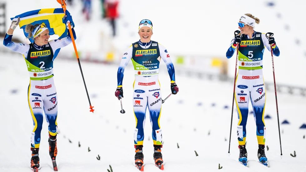 Emma Ribom, Jonna Sundling och Maja Dahlqvist firar den historiska fyrlingen i VM.