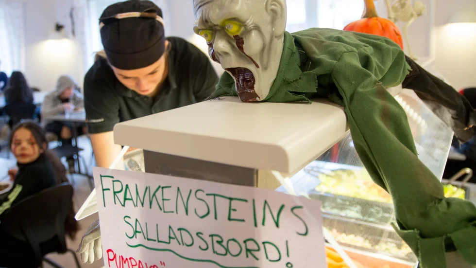 Insändarskribenten tycker att eleverna skulle få välja matsedel för att äta mer. Kanske skulle de välja Frankensteins salladsbord?