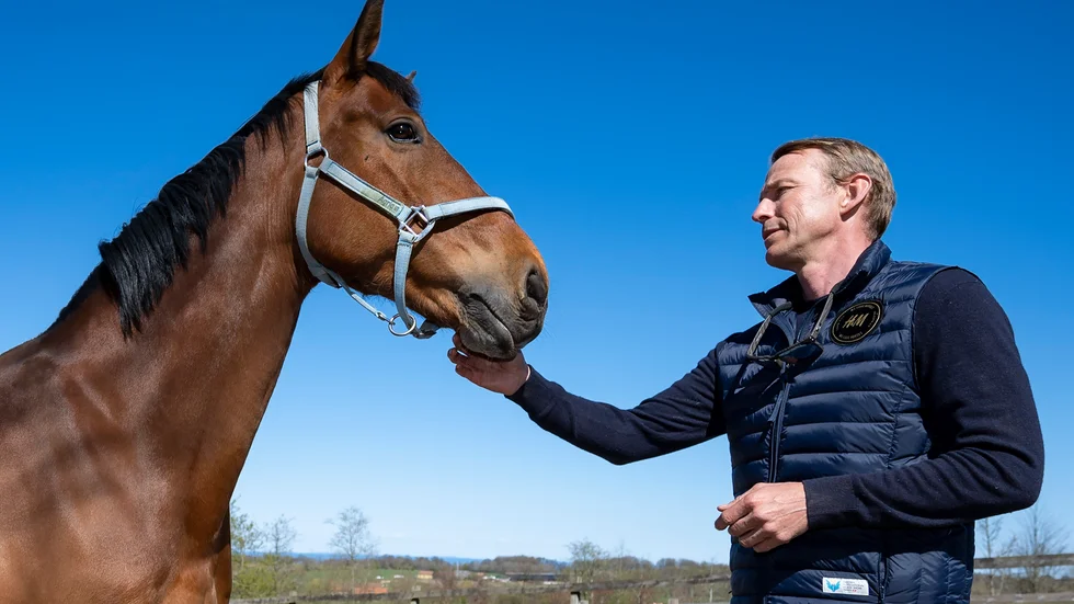 Peder Fredricson och All In i hagen hemma på Grevlundagården på Österlen våren 2020. Arkivbild.