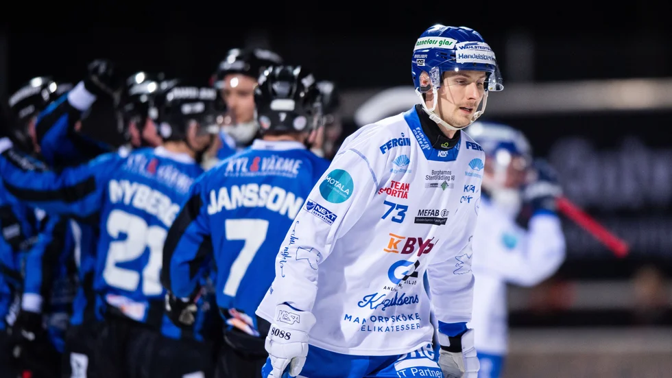 Sorti. IFK Motalas spelare Aleksi Seppänen deppar under andra åttondelsfinalen borta mot Sirius i Uppsala. Sirius har gjort mål och vann med 2-1. Det betyder att säsongen är över för Motalalaget och det blir inga kvartsfinaler mot Villa.
