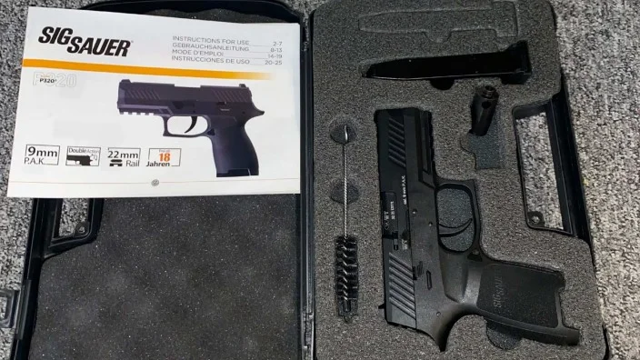 23-åringen döms även för grov vapensmuggling. Ett av de tre vapen han försökt få in i landet var denna pistol av märket Sig Sauer.