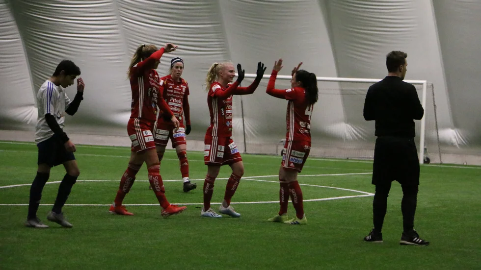 Astrid Larsson gjorde två mål för Piteå IF som totalt fick jubla fem gånger mot IFK Luleås P17-gäng.