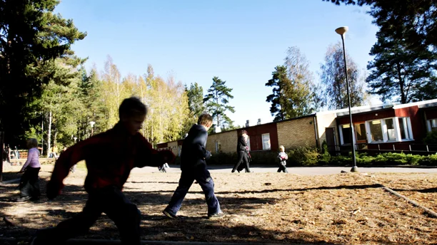 En man jagade två flickor på vägen hem från Hållsta skola. Bilden är tagen i ett tidigare sammanhang.