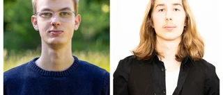 Unga pianister vid flygeln    