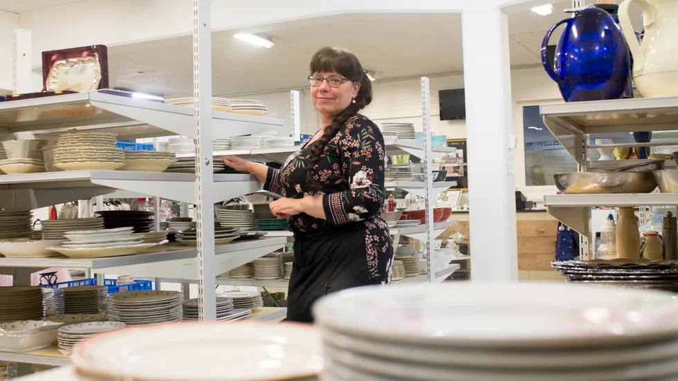 Anki Persson föll in i ett spelmissbruk och spelade bort både sina egna och arbetsplatsens pengar. I dag jobbar hon här, på Pingstkyrkans second hand i Katrineholm.
