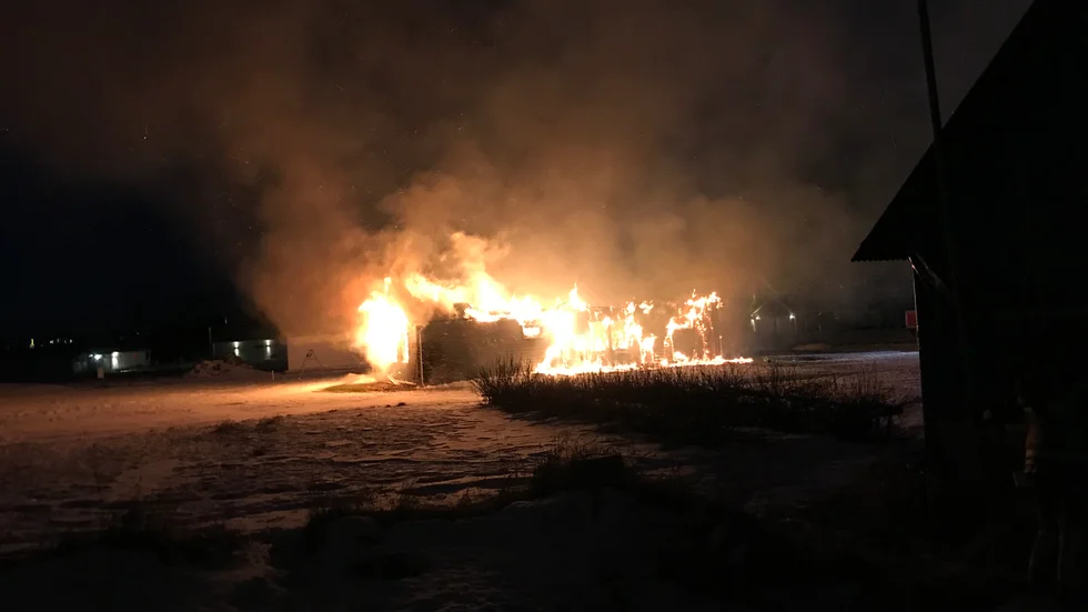 Barnfamiljen hann ut, men villan i Kallax står i lågor. 